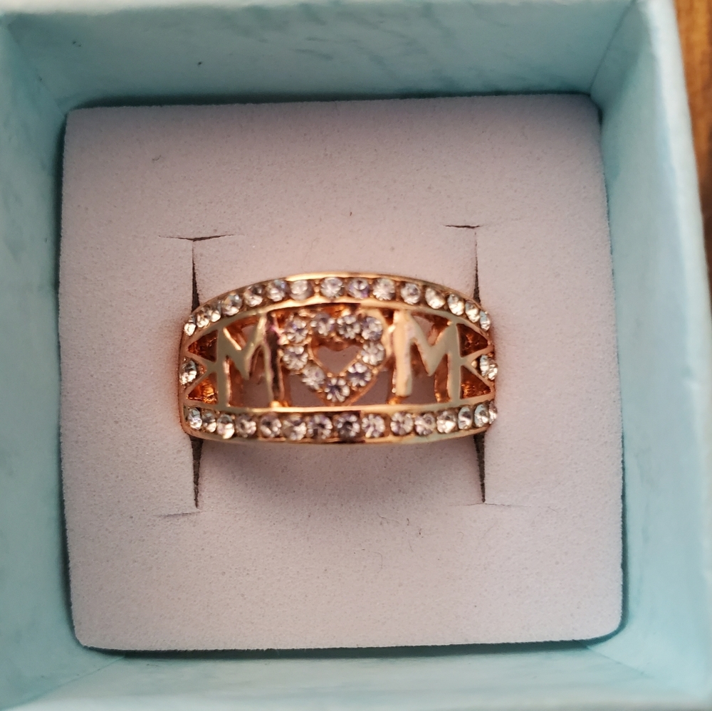 Mom ring Size 7 in gift box